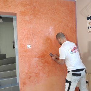 Artisan peintre dans le Vaucluse rénovant un mur dans un bâtiment
